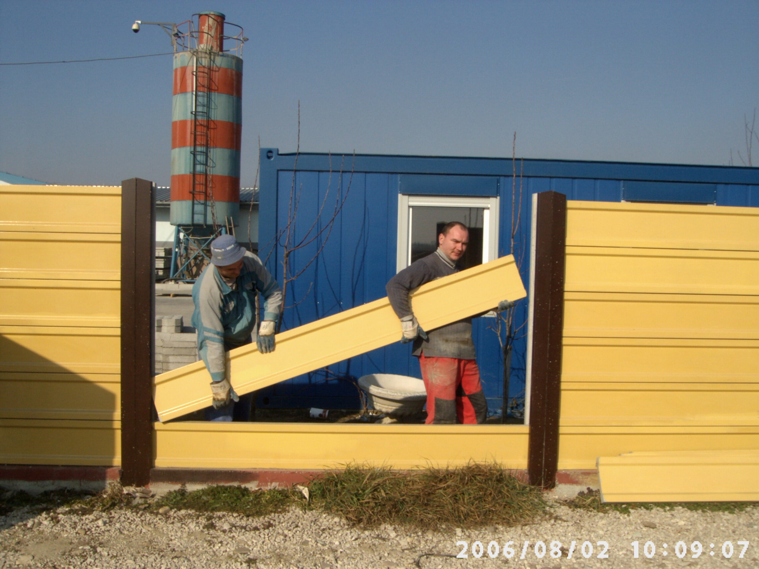 Pracovníci zakladaju plot od lukabeton