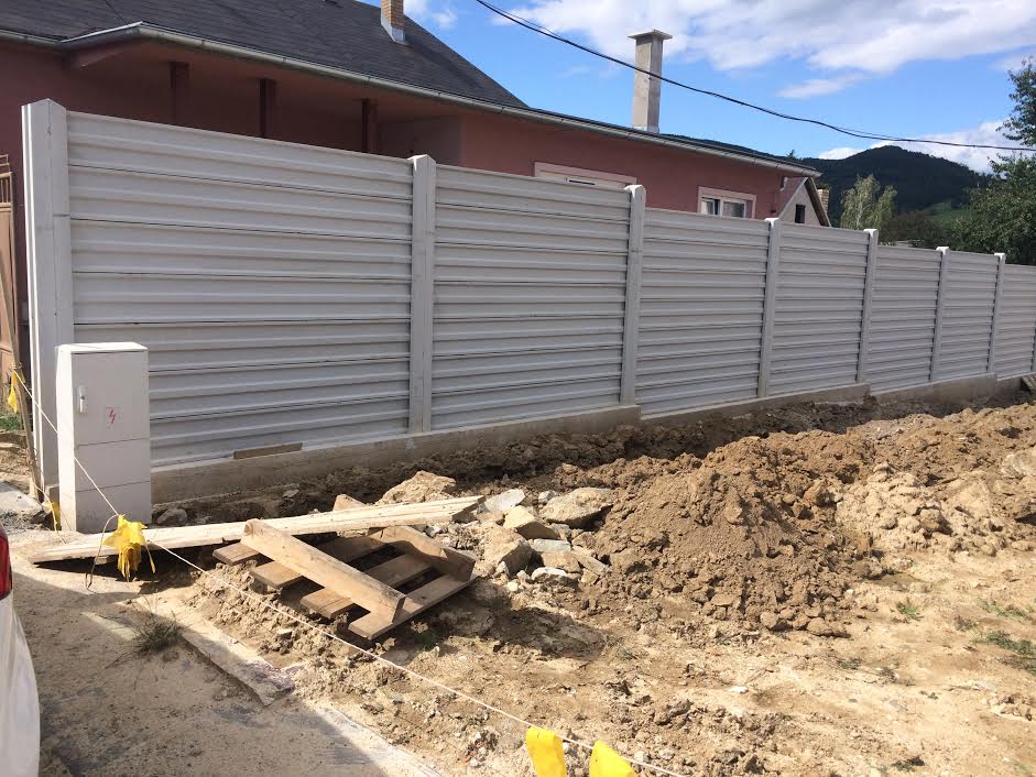 moderný betonový plot